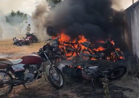 Crianças jogam bomba e incendeiam pátio de departamento de trânsito