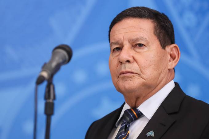 Mourão rebate Macron sobre produção de soja no Brasil: 'não está bem'