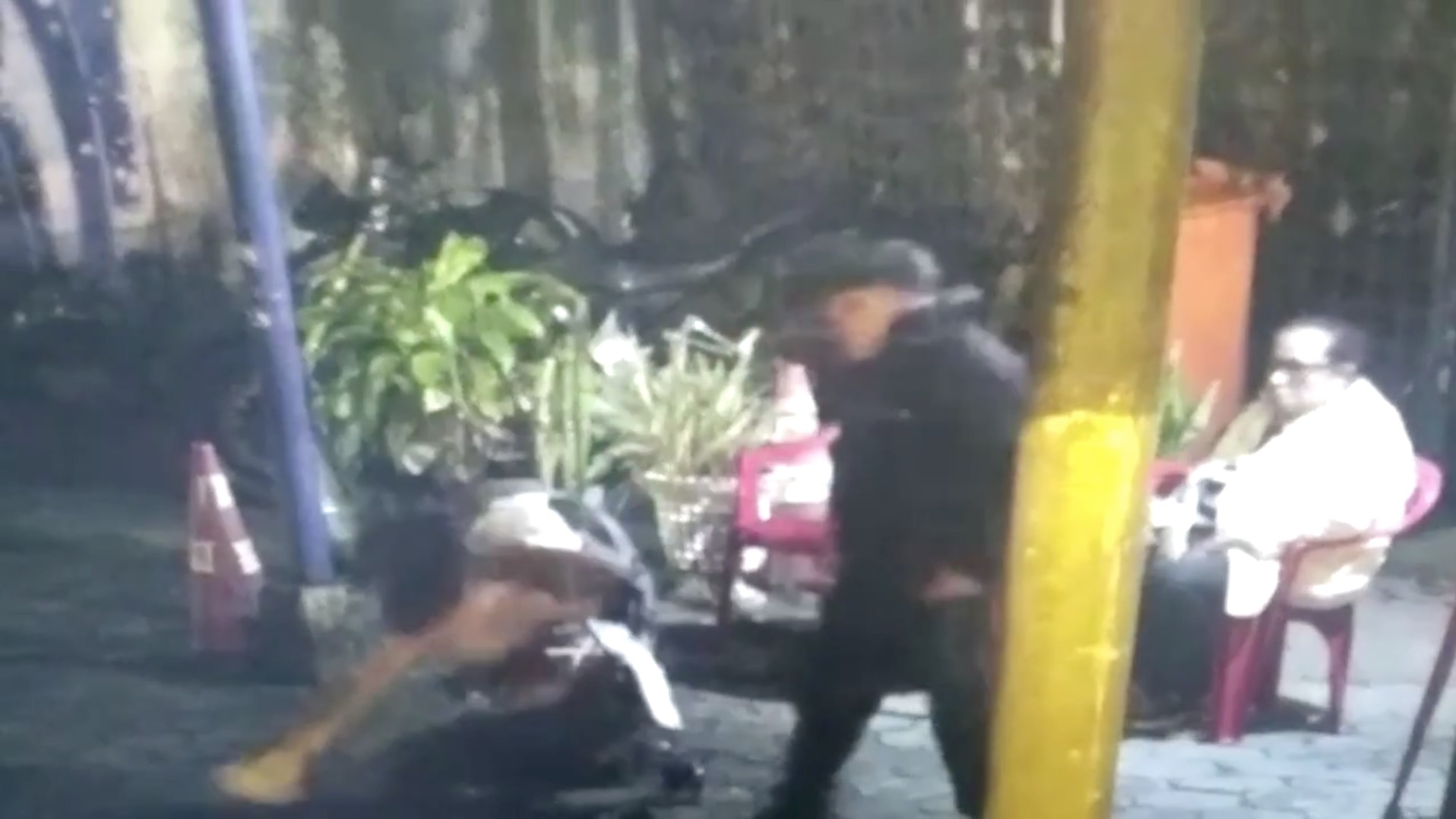 Mulher tem traumatismo craniano após ser agredida por homem; veja vídeo 