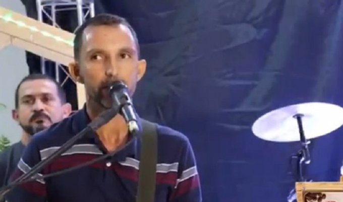 Vídeo: Músico morre após passar mal durante live em Minas Gerais