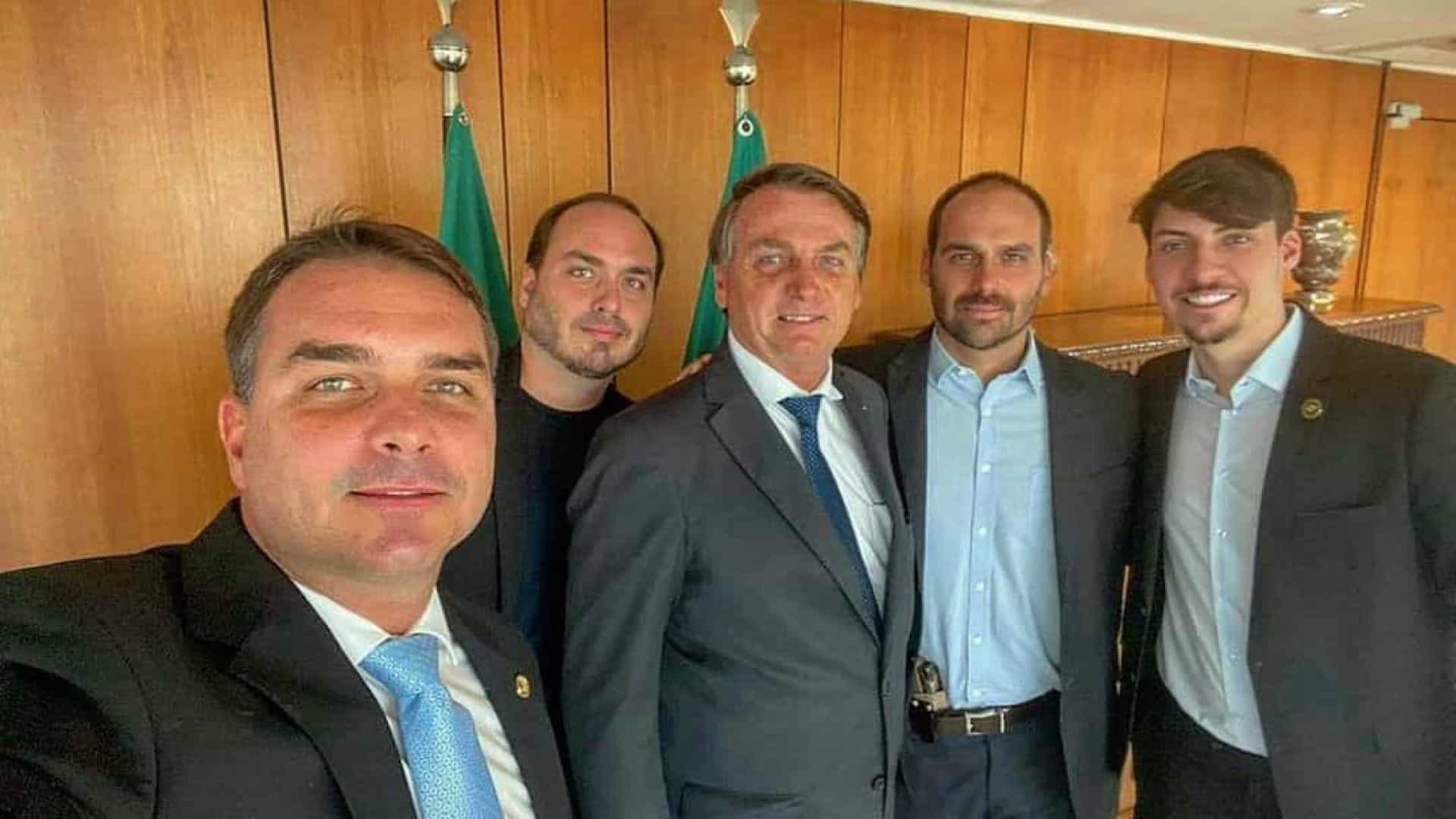 Eduardo Bolsonaro posta foto com arma de fogo no Palácio do Planalto