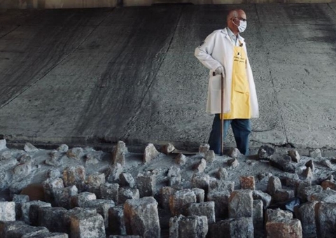 Padre quebra obra da prefeitura que impedia descanso de moradores de rua