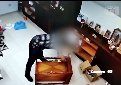 Vídeo flagra pastor invadindo e furtando R$ 50 mil de igreja católica 