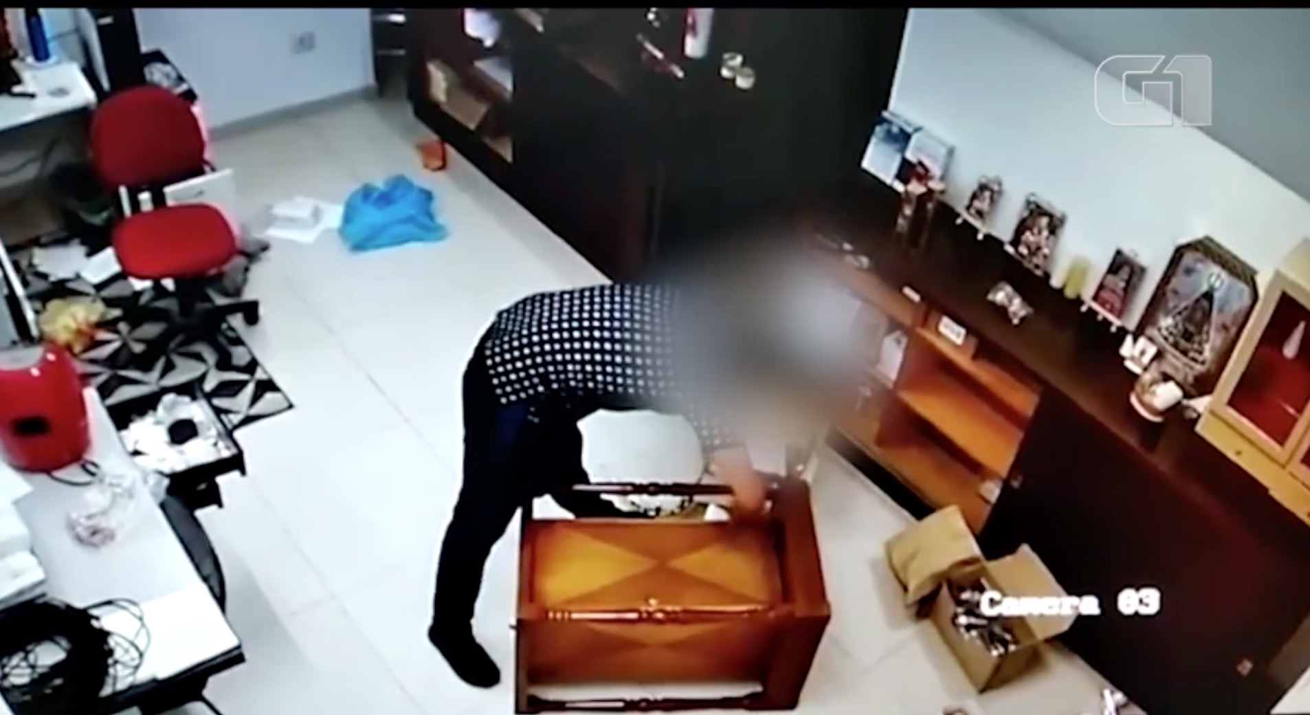 Vídeo flagra pastor invadindo e furtando R$ 50 mil de igreja católica 