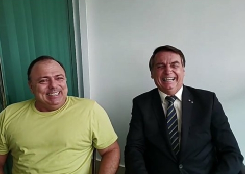 Com covid, Pazuello posa com Bolsonaro sem máscara e brinca sobre vacina