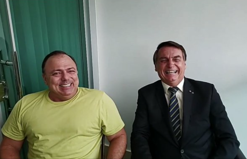 Com covid, Pazuello posa com Bolsonaro sem máscara e brinca sobre vacina