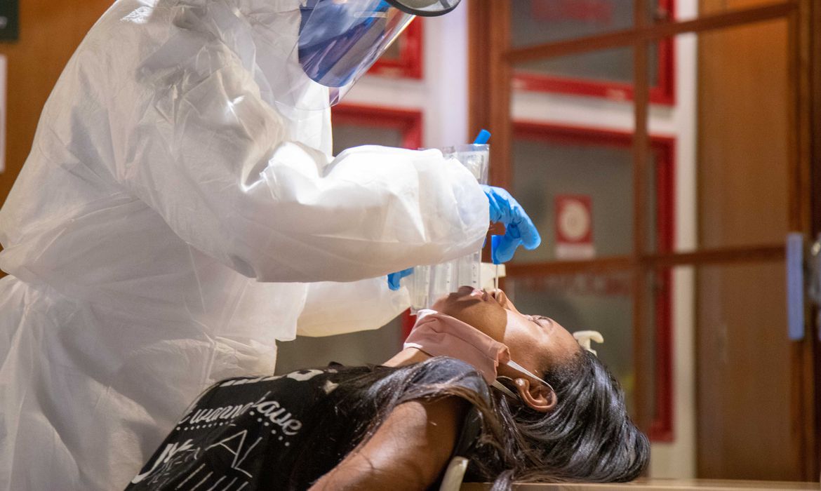 Especialistas alertam para redução de testes de Covid-19 no Brasil