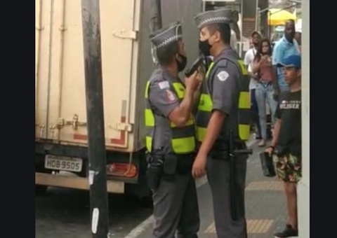 Policiais brigam em meio a pedestres e um aponta a arma para o outro em SP