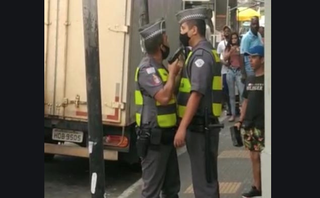Policiais brigam em meio a pedestres e um aponta a arma para o outro em SP