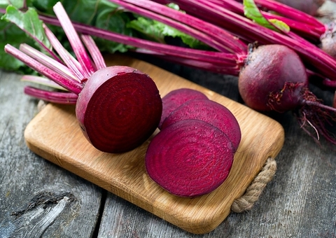 Padeiro bate recorde ao colher beterraba gigantesca; veja foto