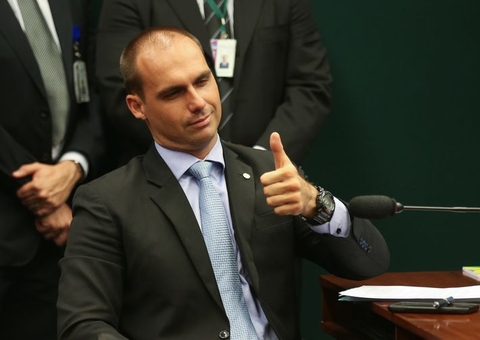 Eduardo Bolsonaro posta foto com arma de fogo no Palácio do Planalto