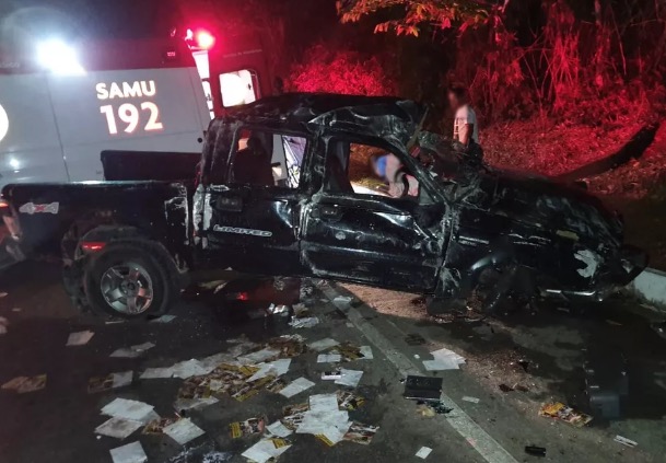 Homem morre após carro bater em pedras que deslizaram em rodovia