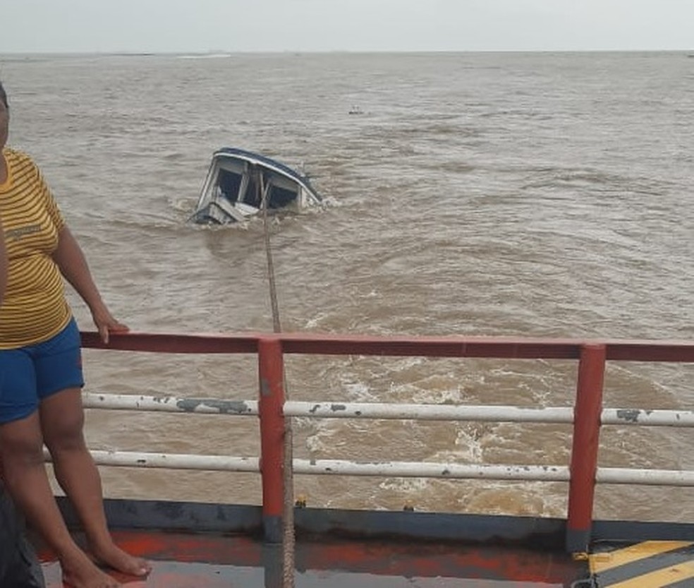 Vídeo: Navio colide violentamente com barco menor no Rio Amazonas