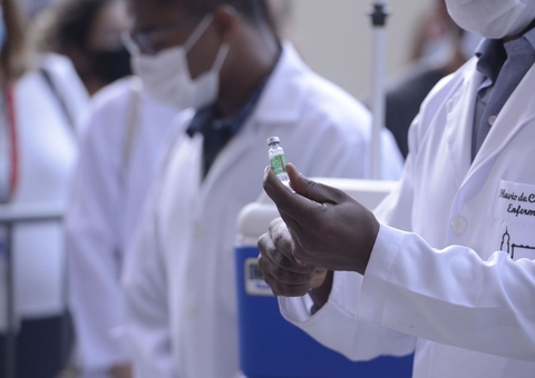 Covid: Trabalhadores industriais e portuários terão prioridade na vacina