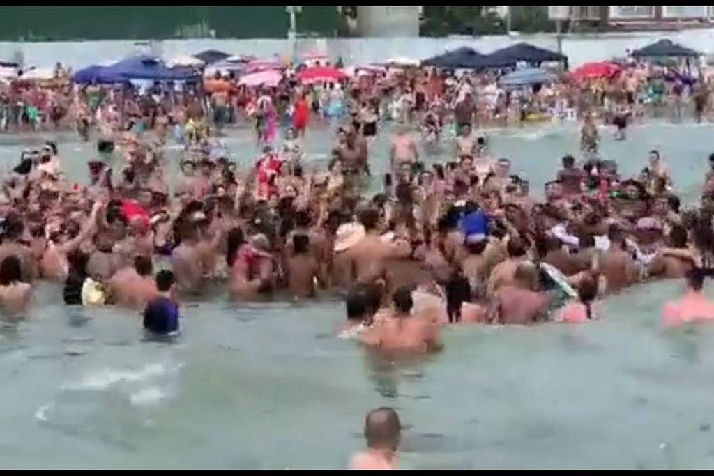 Vídeo: Bolsonaro mergulha em mar lotado de banhistas no 1º dia de 2021