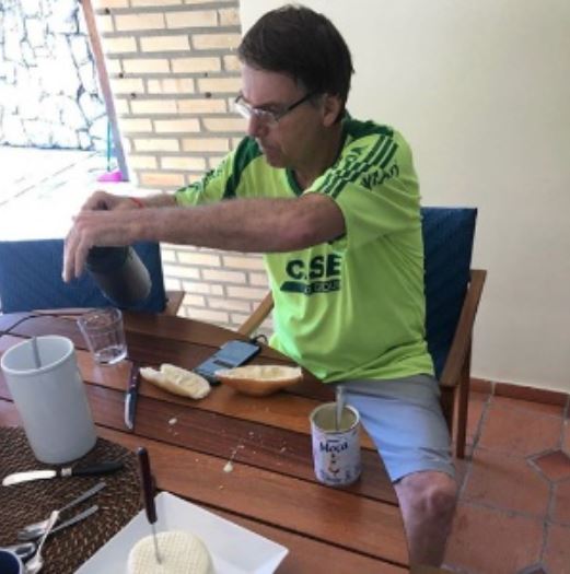 Vídeo: Bolsonaro diz que leite condensado é pra enfiar no rabo da imprensa