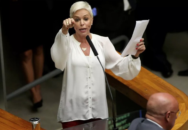 Ex- deputada federal Cristiane Brasil se apresenta à polícia