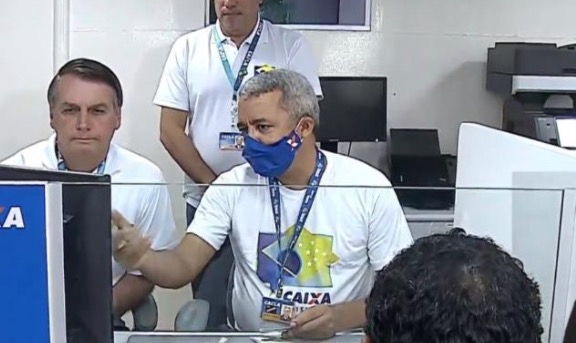 Bolsonaro visita banco no Pará e sem máscara 'vira atendente' 