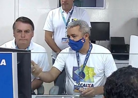Bolsonaro visita banco no Pará e sem máscara 'vira atendente' 