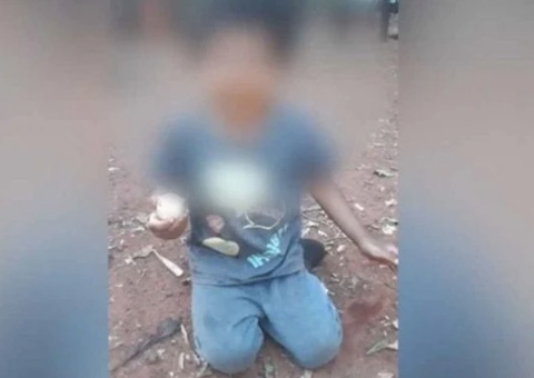 Em vídeo, homem obriga filho de 4 anos a lamber ovo cru do chão 