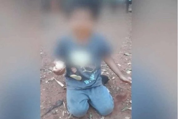 Em vídeo, homem obriga filho de 4 anos a lamber ovo cru do chão 