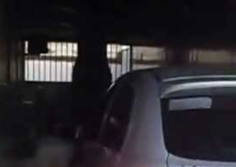 Casal morre fazendo sexo dentro de carro em garagem