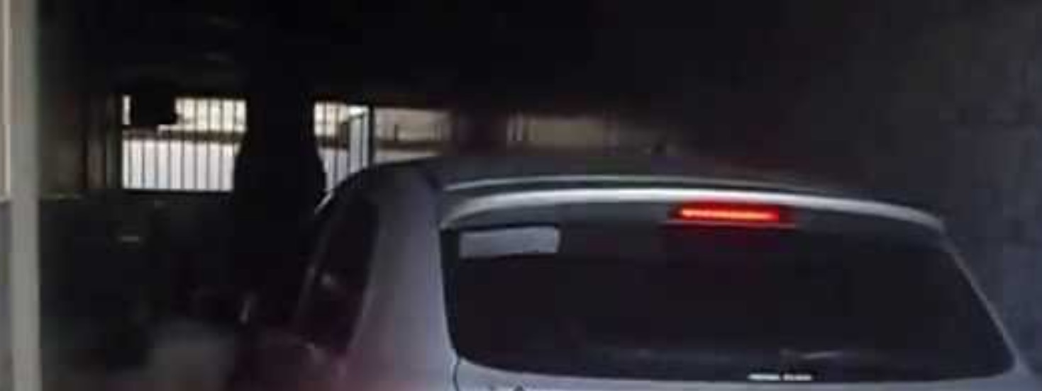 Casal morre fazendo sexo dentro de carro em garagem