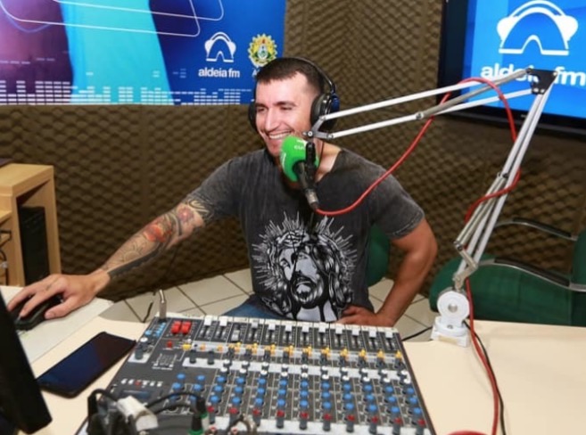 Músico fica em coma após colidir com carreta em avenida