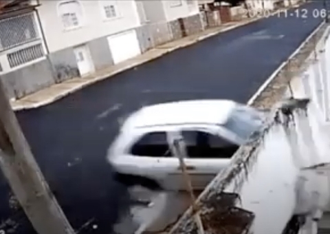 Vídeo: carro em alta velocidade atravessa muro e invade galpão