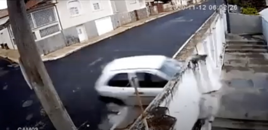 Vídeo: carro em alta velocidade atravessa muro e invade galpão