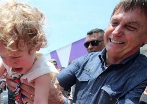 Bolsonaro vota no Rio e tira máscara para interagir com moradores  