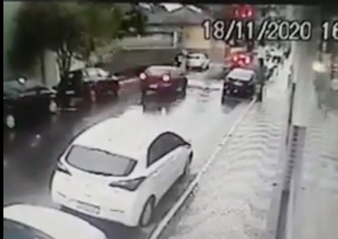 Vídeo mostra momento em que muro desaba e mata mãe e filha 
