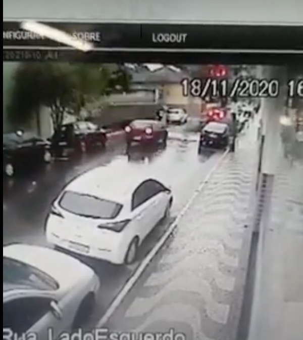 Vídeo mostra momento em que muro desaba e mata mãe e filha 