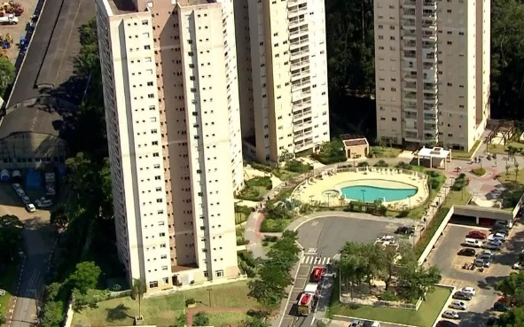 Menina de seis anos cai de prédio após ter sido deixada dormindo em casa