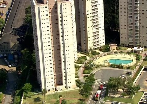 Menina de seis anos cai de prédio após ter sido deixada dormindo em casa