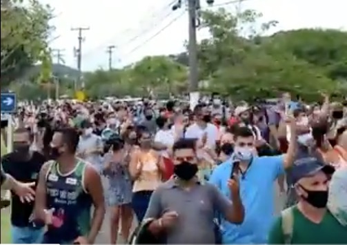 População protesta contra fechamento de comércio e turismo em Búzios