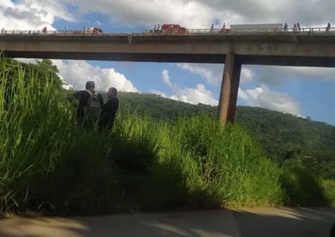 Caminhão cai de ponte um mês após acidente com ônibus que matou 19 pessoas