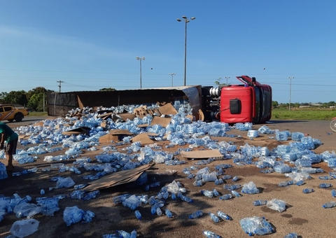 Mulher fica ferida após carreta tombar na BR-174