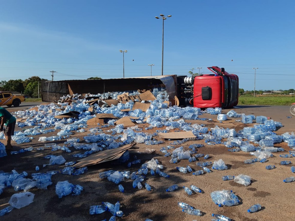 Mulher fica ferida após carreta tombar na BR-174