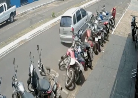 Carro derruba várias motos estacionadas; Veja o vídeo