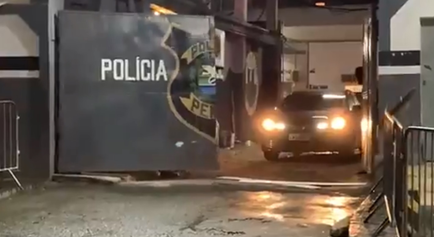 Prefeito Marcelo Crivella deixa presídio no Rio rumo à prisão domicilia