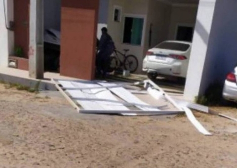 Mulher derruba portão e atropela moradoras na casa de amante do marido