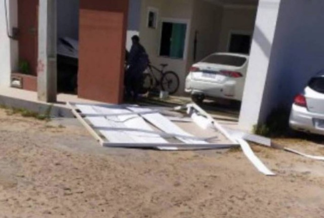 Mulher derruba portão e atropela moradoras na casa de amante do marido