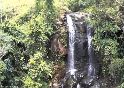 Adolescente morre ao cair de cabeça em pedra de cachoeira