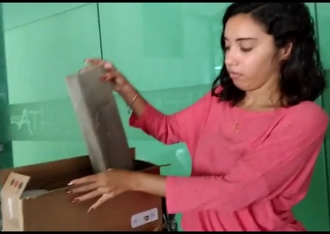 Jovem compra notebook nas Casas Bahia e recebe pedaço de madeira 