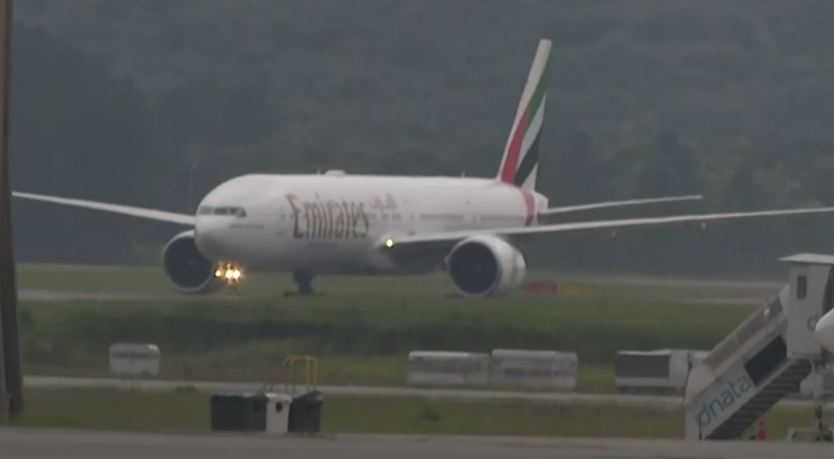 Avião com 2 milhões de vacinas Oxford/AstraZeneca pousa no Brasil 