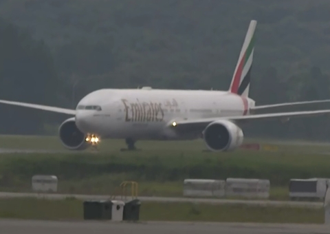 Avião com 2 milhões de vacinas Oxford/AstraZeneca pousa no Brasil 