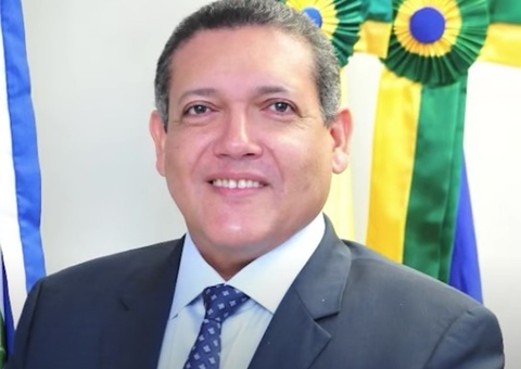Bolsonaro oficializa Kassio Nunes Marques como indicação para o STF
