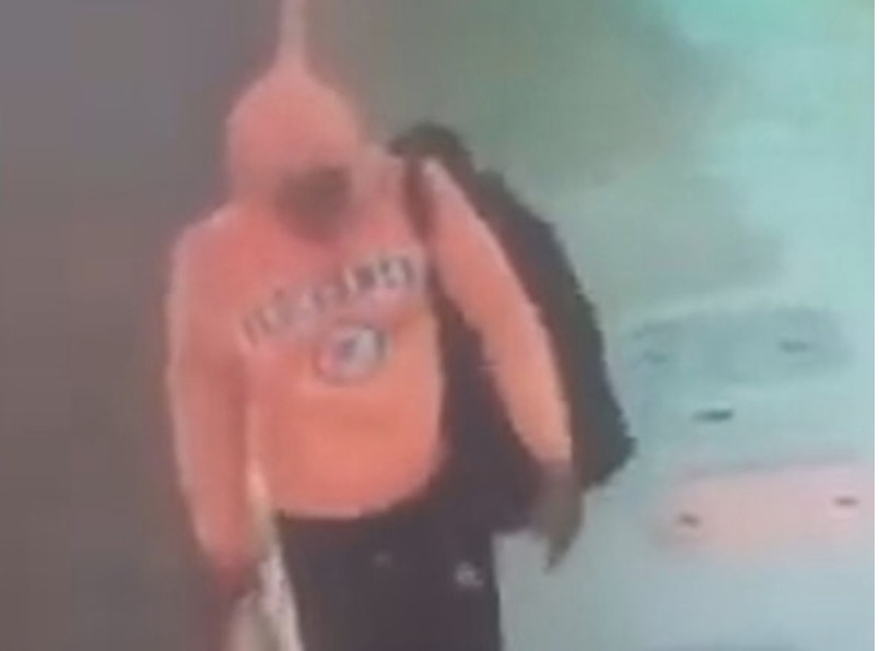 Vídeo mostra homem colocando fogo em morador de rua; imagens são fortes