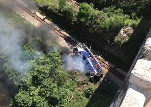 Sobe para 14 o número de mortos em queda de ônibus de viaduto em MG